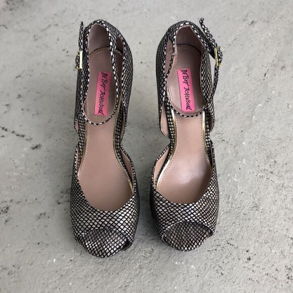 Betsy Johnson Belee platform - Picture 3 of 8